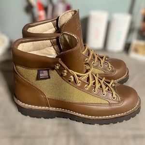 Women’s Danner Light Khaki, SZ 7